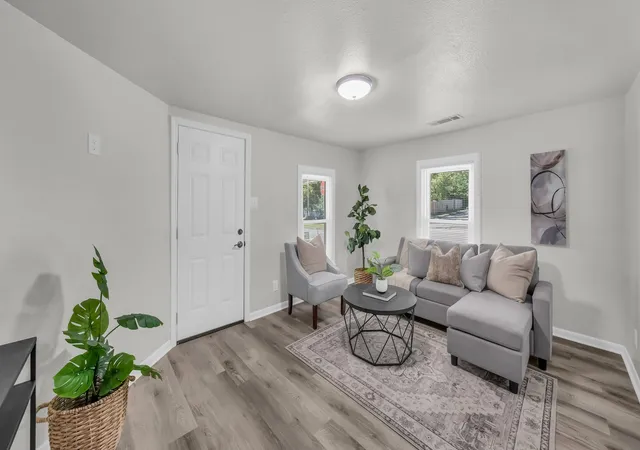 Photo 4 of Single family home for sale at 1220 N Rusk St, Weatherford, TX 76086 | MLS# 21283907 | Listing updated on 2026-09-14