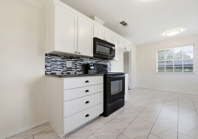 Photo 4 of Single family home for sale at 180 Davis Rd, Seagoville, TX 75159 | MLS# 21291763 | Listing updated on 2026-09-12