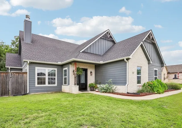 Photo 1 of Single family home for sale at 116 E Bexar St, Mabank, TX 75147 | MLS# 21291817 | Listing updated on 2026-09-29