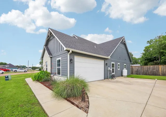 Photo 3 of Single family home for sale at 116 E Bexar St, Mabank, TX 75147 | MLS# 21291817 | Listing updated on 2026-09-29