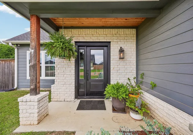Photo 3 of Single family home for sale at 116 E Bexar St, Mabank, TX 75147 | MLS# 21291817 | Listing updated on 2026-09-29