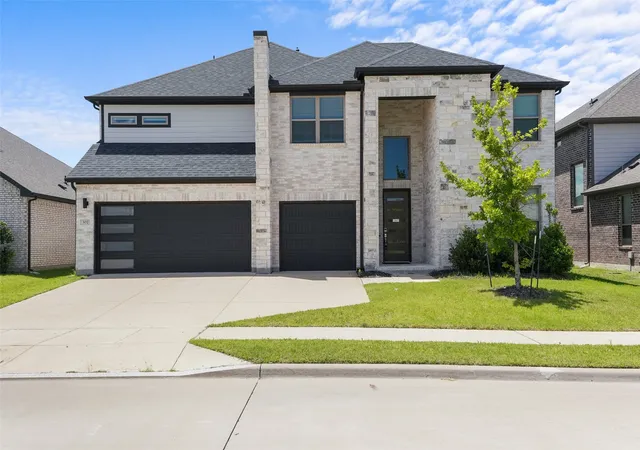 Photo 2 of Single family home for sale at 302 Coyote Creek Dr, Lavon, TX 75166 | MLS# 21289178 | Listing updated on 2026-08-02