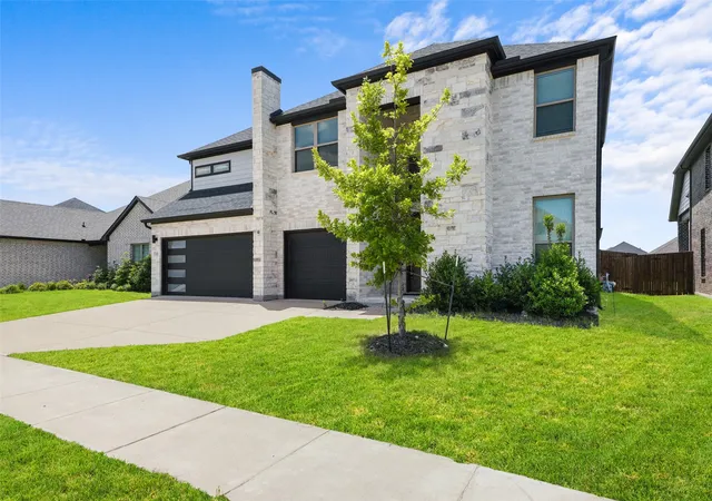 Photo 4 of Single family home for sale at 302 Coyote Creek Dr, Lavon, TX 75166 | MLS# 21289178 | Listing updated on 2026-10-05
