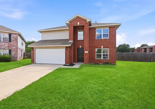 Photo 2 of Single family home for sale at 7301 Moon Ridge Ct, Fort Worth, TX 76133 | MLS# 21284395 | Listing updated on 2026-09-08