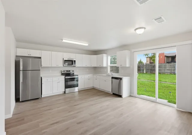 Photo 3 of Single family home for sale at 7301 Moon Ridge Ct, Fort Worth, TX 76133 | MLS# 21284395 | Listing updated on 2026-09-08