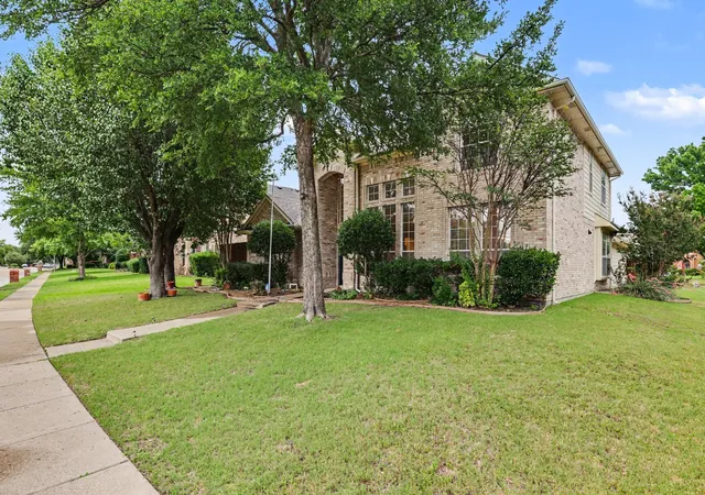 Photo 3 of Sale Pending at 813 Big Bend Dr, Allen, TX 75002 | MLS# 21292438 | Listing updated on 2026-08-03