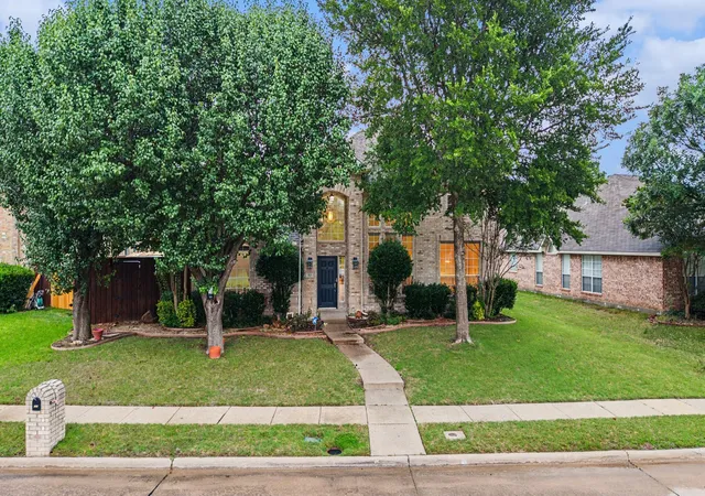 Photo 3 of Sale Pending at 813 Big Bend Dr, Allen, TX 75002 | MLS# 21292438 | Listing updated on 2026-08-03