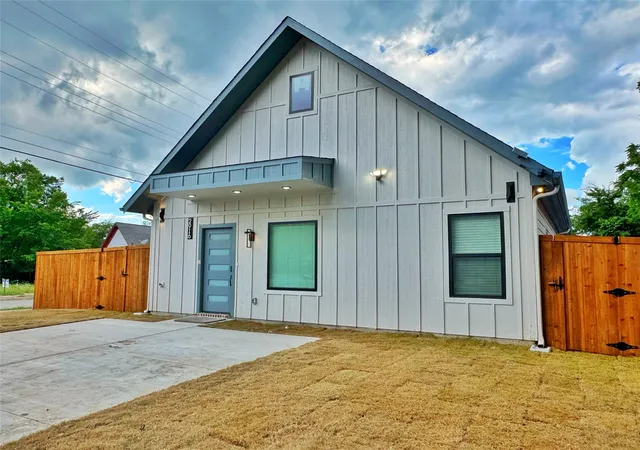Multi family home for sale at 2916 Hemphill St, Greenville, TX 75401 | MLS# 21291220
