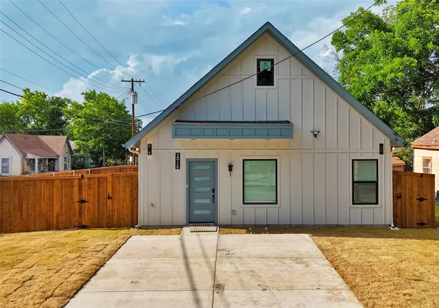 Photo 2 of Multi family home for sale at 2916 Hemphill St, Greenville, TX 75401 | MLS# 21291220 | Listing updated on 2026-09-10