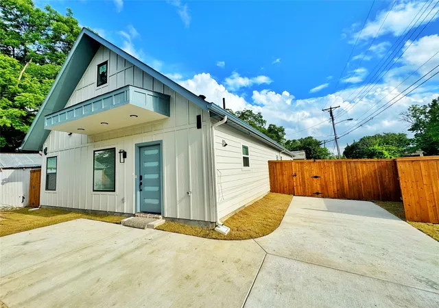 Photo 3 of House for sale at 2916 Hemphill St, Greenville, TX 75401 | MLS# 21291220 | Listing updated on 2026-09-10