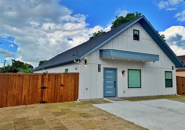 Photo 4 of House for sale at 2916 Hemphill St, Greenville, TX 75401 | MLS# 21291220 | Listing updated on 2026-09-10