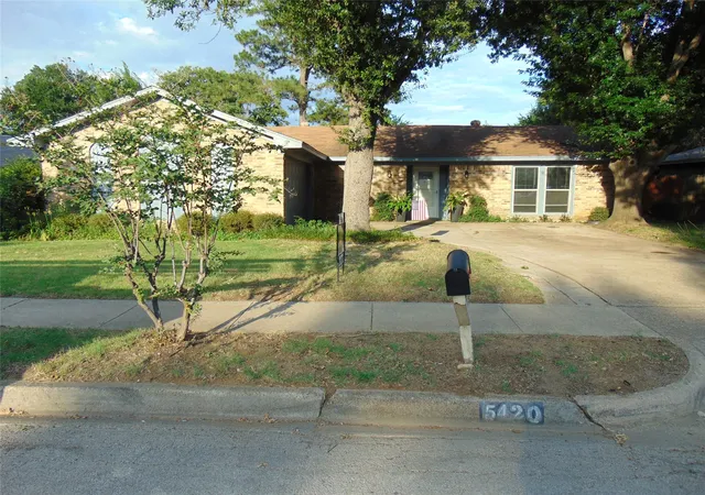 Photo 2 of Single family home for sale at 5420 Kings Manor Dr, Lake Dallas, TX 75065 | MLS# 21292566 | Listing updated on 2026-09-14