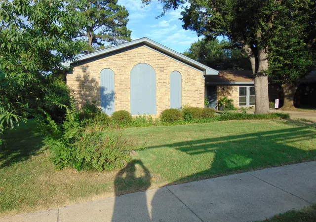 Photo 3 of Single family home for sale at 5420 Kings Manor Dr, Lake Dallas, TX 75065 | MLS# 21292566 | Listing updated on 2026-09-14