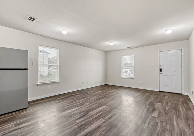 Photo 3 of Single family home for sale at 1618 Gale Dr, Azle, TX 76020 | MLS# 21292715 | Listing updated on 2026-09-30