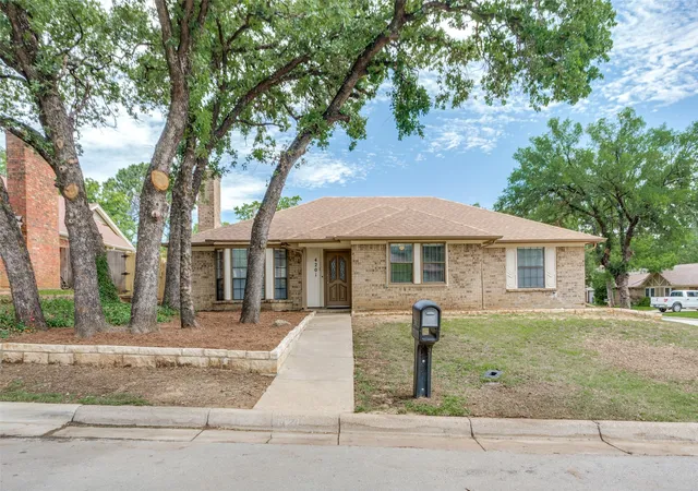 Photo 1 of Sale Pending at 4201 High Mesa Ct, Arlington, TX 76016 | MLS# 21290483 | Listing updated on 2026-07-30