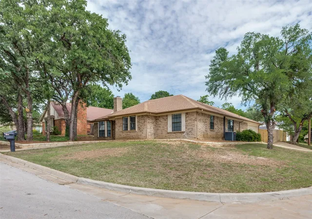 Photo 2 of Sale Pending at 4201 High Mesa Ct, Arlington, TX 76016 | MLS# 21290483 | Listing updated on 2026-07-30