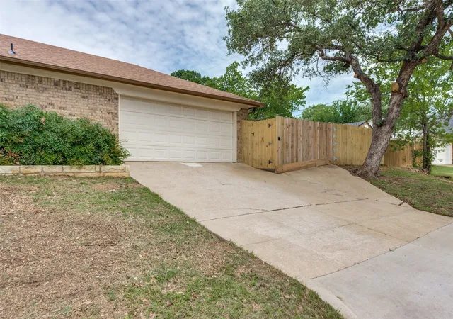 Photo 3 of Sale Pending at 4201 High Mesa Ct, Arlington, TX 76016 | MLS# 21290483 | Listing updated on 2026-07-30