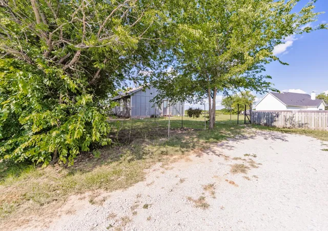 Photo 3 of Single family home for sale at 709 W Live Oak St, Alvord, TX 76225 | MLS# 21293243 | Listing updated on 2026-09-22
