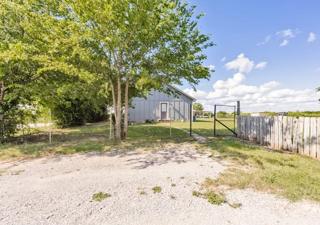 Photo 4 of Single family home for sale at 709 W Live Oak St, Alvord, TX 76225 | MLS# 21293243 | Listing updated on 2026-09-22
