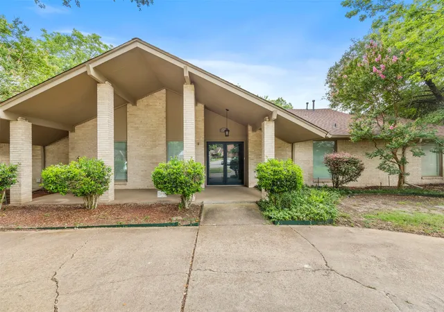 Photo 3 of Sale Pending at 802 Rock Canyon Dr, Duncanville, TX 75137 | MLS# 21287649 | Listing updated on 2026-08-31