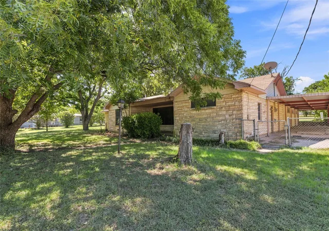 Photo 2 of Single family home for sale at 500 E Ham Ave, De Leon, TX 76444 | MLS# 21293510 | Listing updated on 2026-07-28