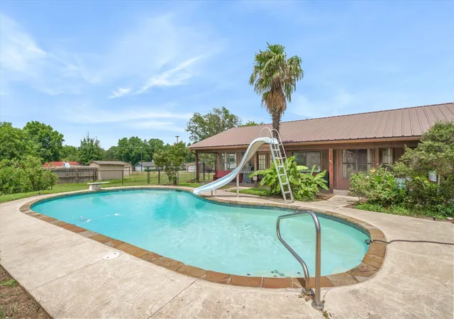 Photo 2 of Sale Pending at 599 S Oak St, Van, TX 75790 | MLS# 21293572 | Listing updated on 2026-09-13