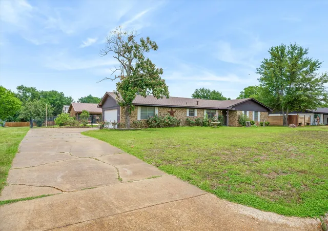 Photo 3 of Sale Pending at 599 S Oak St, Van, TX 75790 | MLS# 21293572 | Listing updated on 2026-09-13