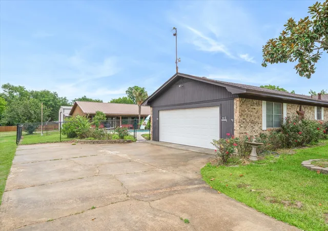 Photo 4 of Sale Pending at 599 S Oak St, Van, TX 75790 | MLS# 21293572 | Listing updated on 2026-09-13