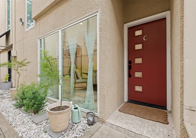 Listing Photo 1 - Condo for sale in building located at 2509 Welborn St, Dallas, TX 75219 - Unit #C