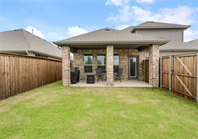 Photo 3 of Single family home for sale at 321 Pasture Dr, Midlothian, TX 76065 | MLS# 21290943 | Listing updated on 2026-09-10