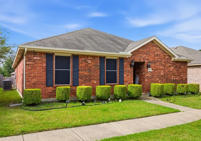 Photo 2 of Single family home for sale at 1936 Rosa Parks Blvd, Lancaster, TX 75146 | MLS# 21293848 | Listing updated on 2026-08-01