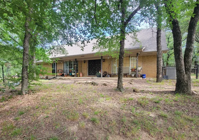 Photo 4 of Single family home for sale at 525 Estates Dr, Lewisville, TX 75077 | MLS# 21291134 | Listing updated on 2026-09-09