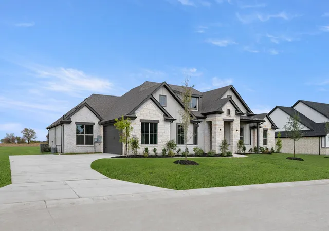 Photo 2 of Sale Pending at 9221 Wood Duck Dr, Justin, TX 76247 | MLS# 21294011 | Listing updated on 2026-10-01