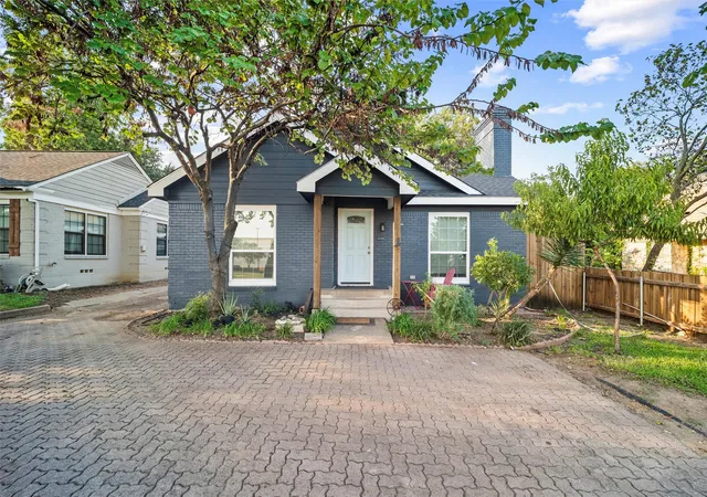 Photo 2 of Single family home for sale at 2522 W Jefferson Blvd, Dallas, TX 75211 | MLS# 21294056 | Listing updated on 2026-09-10