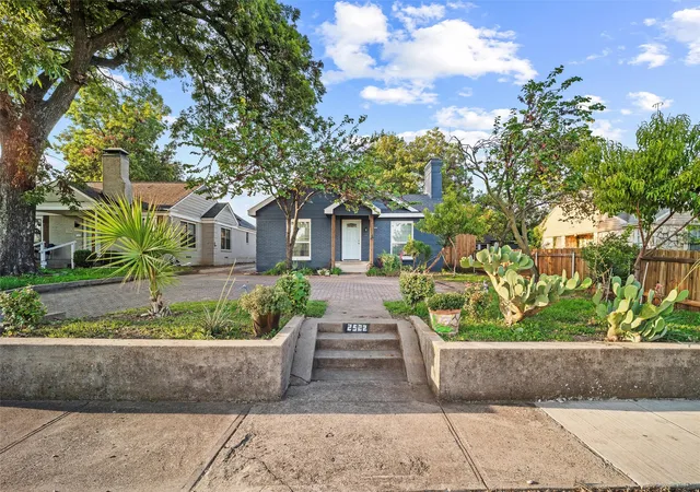 Photo 3 of Single family home for sale at 2522 W Jefferson Blvd, Dallas, TX 75211 | MLS# 21294056 | Listing updated on 2026-09-10