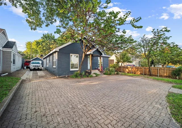 Photo 4 of Single family home for sale at 2522 W Jefferson Blvd, Dallas, TX 75211 | MLS# 21294056 | Listing updated on 2026-09-10