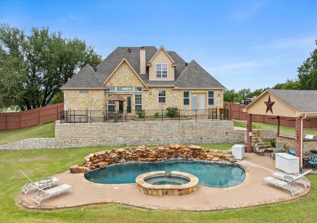 Photo 4 of Single family home for sale at 1704 Texas Dr, Glen Rose, TX 76043 | MLS# 21294152 | Listing updated on 2026-09-13