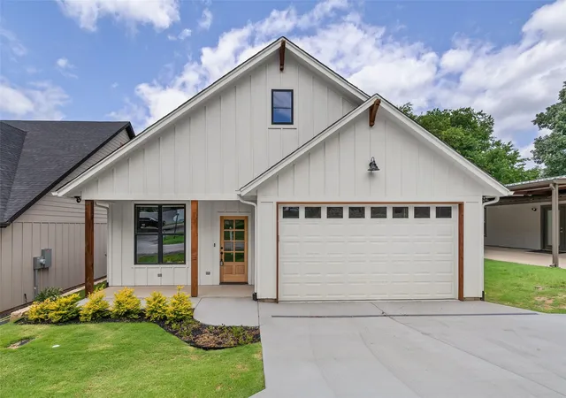 Photo 1 of Single family home for sale at 1010 Mustang Trl, Granbury, TX 76049 | MLS# 21294374 | Listing updated on 2026-08-02