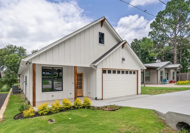 Photo 2 of Single family home for sale at 1010 Mustang Trl, Granbury, TX 76049 | MLS# 21294374 | Listing updated on 2026-08-02