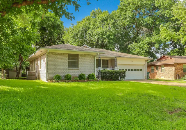Photo 3 of Single family home for sale at 1118 W Mcgee St, Sherman, TX 75092 | MLS# 21294870 | Listing updated on 2026-09-14