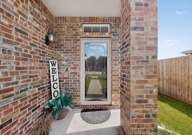 Photo 3 of Sale Pending at 1816 Marble Cove Ln, Denton, TX 76210 | MLS# 21294570 | Listing updated on 2026-09-09