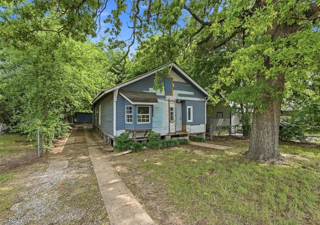 Photo 1 of Single family home for sale at 829 W Walker St, Denison, TX 75020 | MLS# 21291778 | Listing updated on 2026-09-10