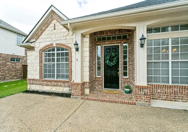 Photo 3 of Single family home for sale at 9499 Blackthorn Trl, Frisco, TX 75033 | MLS# 21283203 | Listing updated on 2026-09-13
