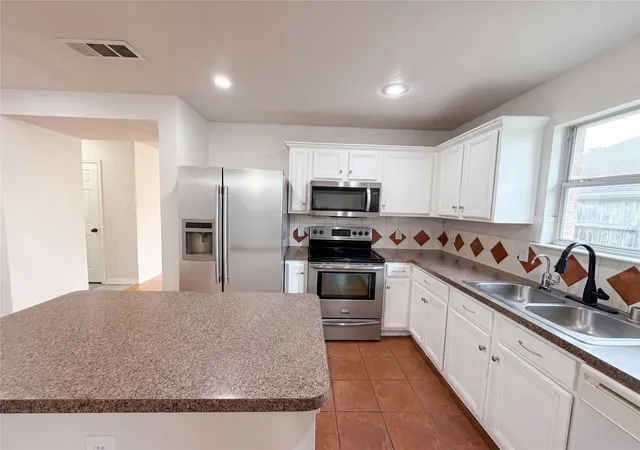 Photo 2 of Single family home for sale at 111 Forest Park Ln, Red Oak, TX 75154 | MLS# 21295619 | Listing updated on 2026-09-25