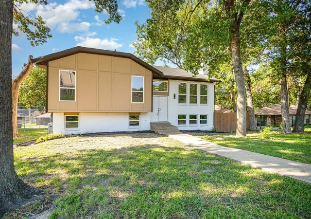 Photo 1 of Single family home for sale at 707 W Red Bird Ln, Dallas, TX 75232 | MLS# 21295192 | Listing updated on 2026-09-08
