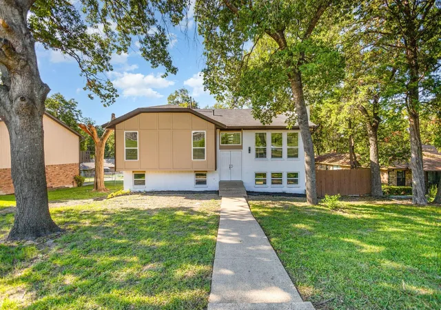 Photo 2 of Single family home for sale at 707 W Red Bird Ln, Dallas, TX 75232 | MLS# 21295192 | Listing updated on 2026-09-08