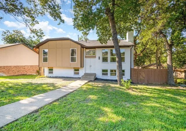 Photo 3 of Single family home for sale at 707 W Red Bird Ln, Dallas, TX 75232 | MLS# 21295192 | Listing updated on 2026-09-08