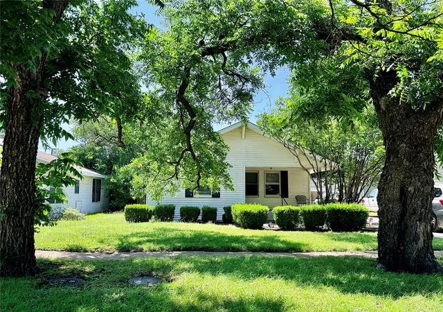 Photo 1 of Sale Pending at 922 Plum St, Graham, TX 76450 | MLS# 21295818 | Listing updated on 2026-10-02