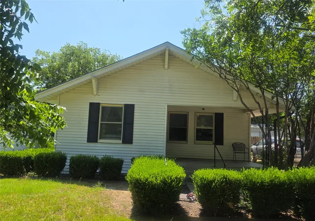 Photo 2 of Sale Pending at 922 Plum St, Graham, TX 76450 | MLS# 21295818 | Listing updated on 2026-10-02