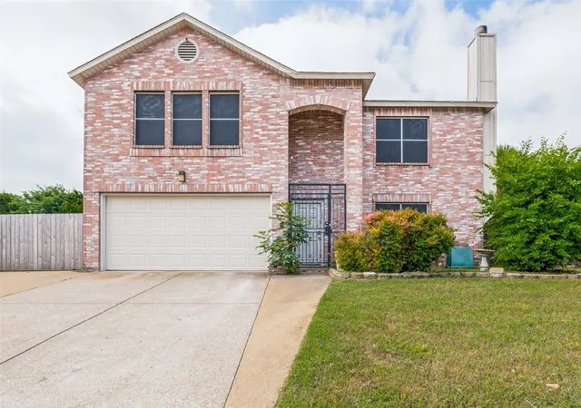 Photo 1 of Sale Pending at 628 King St, Cedar Hill, TX 75104 | MLS# 21291523 | Listing updated on 2026-08-02